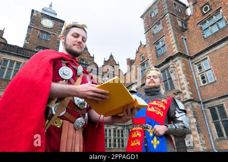 Birmingham, Großbritannien. 23. April 2023. Die Schauspieler Alexander Beard und Ralph Oakley, die als Julius Caesar und Henry V verkleidet sind, posieren mit einer moderneren Auflage von Shakespeares Stücken in der Aston Hall, Birmingham. Anlässlich des Geburtstags von Shakespeare am 23. April stellt Aston Hall, Teil des Birmingham Museum's Trust, das seltene erste Folio aus dem Jahr 1623 aus. Birminghams erstes Folio ist einzigartig, da es sich im Besitz der Menschen der Stadt als Teil der Bibliothek befindet. Kredit: Peter Lopeman/Alamy Live News Stockfoto