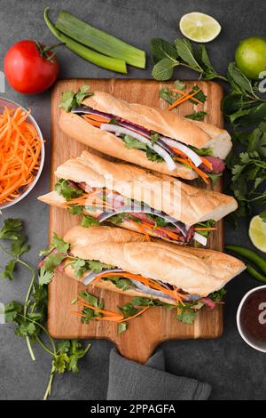 Flaches, frisch zubereitetes Sandwich-Schneidebrett Stockfoto