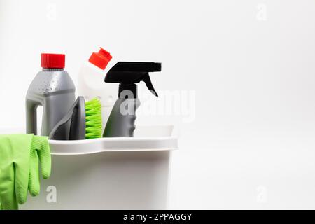 Anordnung mit Reinigungsmittel Handschuhe Becken Stockfoto
