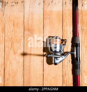 Angelrute mit Holzschreibtisch auf Angelrolle Stockfoto