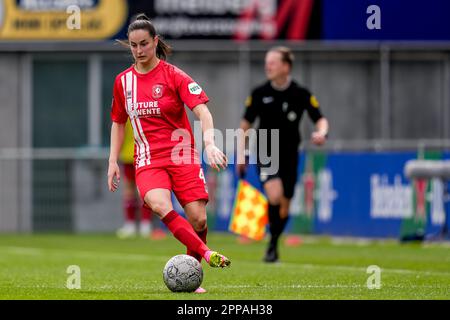 Zwolle, Niederlande. 23. April 2023. ZWOLLE, NIEDERLANDE - APRIL 23: Caitlin Dijkstra vom FC Twente kontrolliert den Ball während des Spiels Azerion Eredivisie Vrouwen zwischen PEC Zwolle und FC Twente am 23. April 2023 im MAC³ PARK Stadion in Zwolle, Niederlande (Foto von Pieter van der Woude/Orange Pictures). Guthaben: Orange Pics BV/Alamy Live News Stockfoto