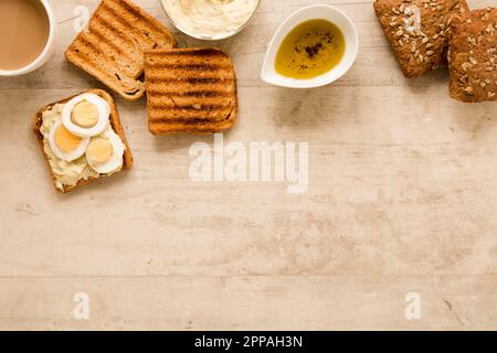 Flaches Toastbrot gekochte Eier mit Platz zum Kopieren Stockfoto