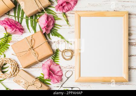 Eustoma Blumen verpackt Geschenke mit leeren Rahmen Tisch Stockfoto