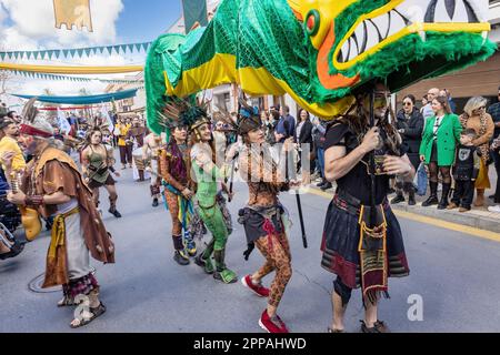 Huelva, Spanien - 18. März 2023: Drachentanzshow mit Menschen in exotischen Kostümen, in der Parade der mittelalterlichen Entdeckungsmesse in Palos de Stockfoto