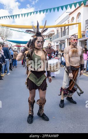 Huelva, Spanien - 18. März 2023: Wunderschöne junge Frau in exotischen Kostümen bei der Parade der mittelalterlichen Entdeckungsmesse in Palos d Stockfoto