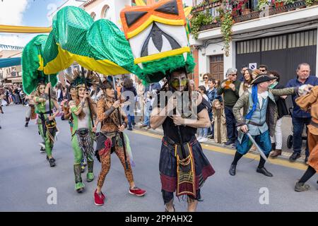 Huelva, Spanien - 18. März 2023: Drachentanzshow mit Menschen in exotischen Kostümen, in der Parade der mittelalterlichen Entdeckungsmesse in Palos de Stockfoto