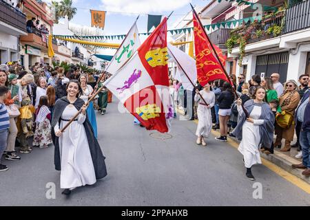 Huelva, Spanien - 18. März 2023: Weibliche Fahnenträger in antiken Kostümen auf der Parade der mittelalterlichen Entdeckungsmesse in Palos de la Frontera, Stockfoto