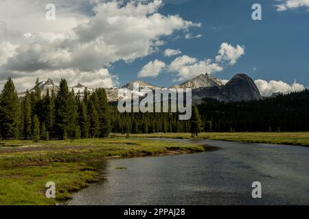 Über den Tuolumne Meadows im Yosemite-Nationalpark Rollen Sturmwolken ein Stockfoto