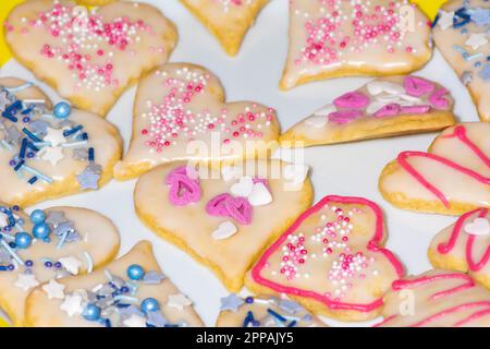 Süße Weihnachtsplätzchen mit Herz und Stern Form Stockfoto