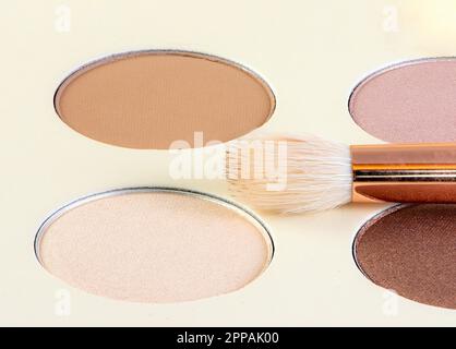 Nahaufnahme eines Make-up Palette für Hauttöne und Bürste Stockfoto