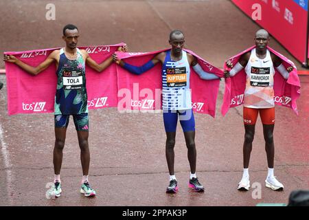 London, Großbritannien. 23. April 2023. TCS 2023 London Marathon; die ersten drei Heime im 2023 TCS London Marathon Männer Eliterennen, darunter der Gewinner Kelvin Kiptum (KEN) Geoffrey Kamworor (KEN) und Äthiopiens amtierender Weltmeister Tamirat Tola im dritten Credit: Action Plus Sports/Alamy Live News Stockfoto