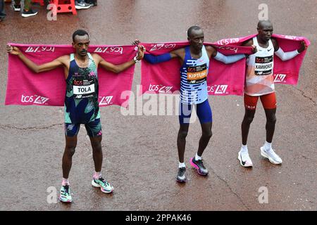 London, Großbritannien. 23. April 2023. TCS 2023 London Marathon; die ersten drei Heime im 2023 TCS London Marathon Männer Eliterennen, darunter der Gewinner Kelvin Kiptum (KEN) Geoffrey Kamworor (KEN) und Äthiopiens amtierender Weltmeister Tamirat Tola im dritten Credit: Action Plus Sports/Alamy Live News Stockfoto