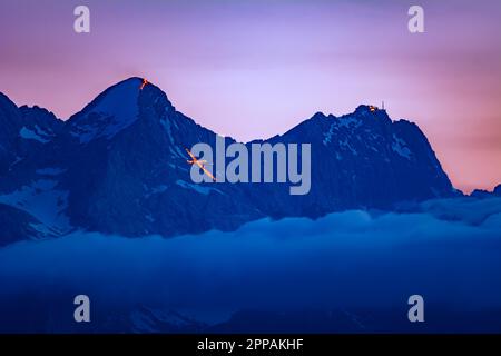 St. Johns Feuer auf dem Zugspitz-Gebirge in Bayern Stockfoto