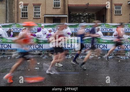 London, Großbritannien. 23. April 2023. Der London Marathon führt über die Deptford's Evelyn Street im Südosten Londons, die 8 km lange Strecke auf der 26,2 km langen Strecke, auf der Läufer von den Einheimischen begrüßt und bejubelt werden. Kredit: Guy Corbishley/Alamy Live News Stockfoto