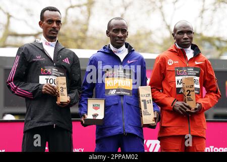 Kelvin Kiptum (Gewinner), Tamirat Tola (Dritter) und Geoffrey Kamworor (zweiter) nach dem Rennen der Elite der Männer während des TCS London Marathon. Foto: Sonntag, 23. April 2023. Stockfoto