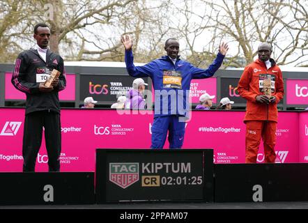 Kelvin Kiptum (Gewinner), Tamirat Tola (Dritter) und Geoffrey Kamworor (zweiter) nach dem Rennen der Elite der Männer während des TCS London Marathon. Foto: Sonntag, 23. April 2023. Stockfoto