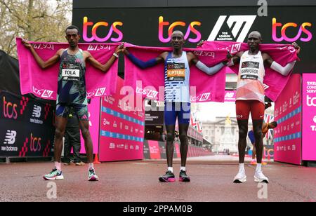 Kelvin Kiptum (Gewinner), Tamirat Tola (Dritter) und Geoffrey Kamworor (zweiter) nach dem Rennen der Elite der Männer während des TCS London Marathon. Foto: Sonntag, 23. April 2023. Stockfoto