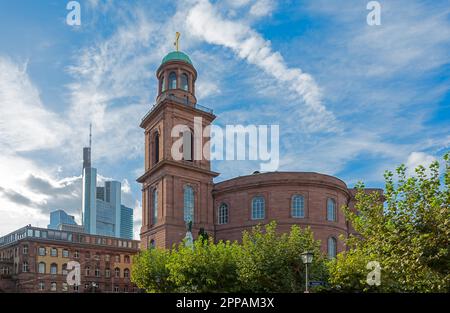 Paulskirche-Kirche in Frankfurt, Deutschland, mit einem Wolkenkratzer im Hintergrund Stockfoto