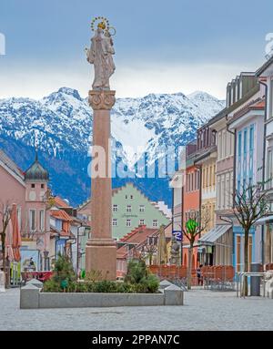 MURNAU, DEUTSCHLAND - 11. MÄRZ: Historische Altstadt von Murnau am 11. März 2018. Schneebedeckte alpen im Hintergrund Stockfoto