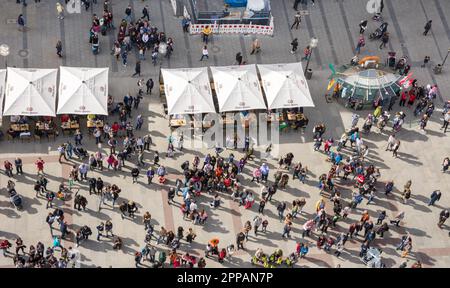 MÜNCHEN - 4. APRIL: Luftaufnahme über den Marienplatz in München am 4. April 2018. Am Platz sind Menschenmassen Stockfoto