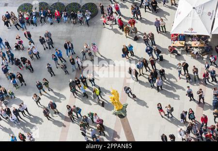 MÜNCHEN - 4. APRIL: Luftaufnahme über den Marienplatz in München am 4. April 2018. Am Platz sind Menschenmassen Stockfoto