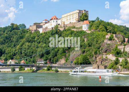 PASSAU, DEUTSCHLAND - JULI 14: Schiff auf der Donau unterhalb der Festung Veste Oberhaus in Passau am 14. Juli 2018. Foto aus Donaukai Stockfoto