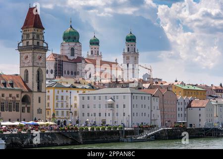 PASSAU, DEUTSCHLAND - JULI 14: Uferpromenade der Donau in Passau, Deutschland am 14. Juli 2018. Foto von der Prinzregent-Luitpold-Brücke mit Aussicht Stockfoto