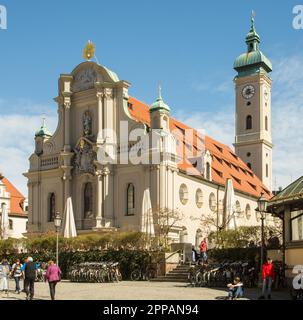 MÜNCHEN - 4. APRIL: Menschen in der Heilig-Geist-Kirche in München am 4. April 2018 Stockfoto