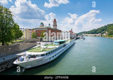 PASSAU, DEUTSCHLAND - JULI 14: Passagierschiff im Donauhafen in Passau, Deutschland, am 14. Juli 2018. Foto aufgenommen von Stockfoto