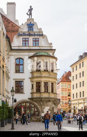 MÜNCHEN - 4. APRIL: Das Hofbraeuhaus, eine berühmte Bierhalle in München am 4. April 2018 Stockfoto