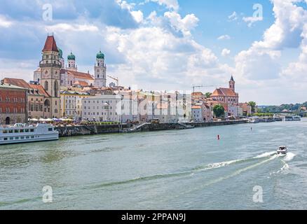 PASSAU, DEUTSCHLAND - JULI 14: Kleines Schiff am Ufer der Donau in Passau, Deutschland, am 14. Juli 2018. Foto aufgenommen von Stockfoto