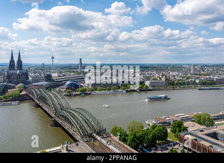 KÖLN, DEUTSCHLAND - MAI 12: Kölner Stadtbild am 12. Mai 2019. Blick vom Dreiecksturm auf die Kathedrale und die Hohenzolernbrücke Stockfoto