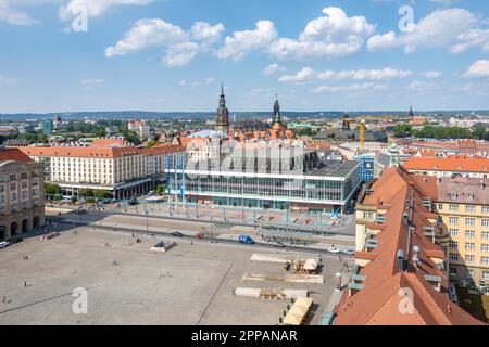 DRESDEN - AUGUST 22: Blick über den Altmarkt in Dresden aus der Vogelperspektive am 21. August 2018. Foto vom Kreuzkirche-Turm mit aufgenommen Stockfoto