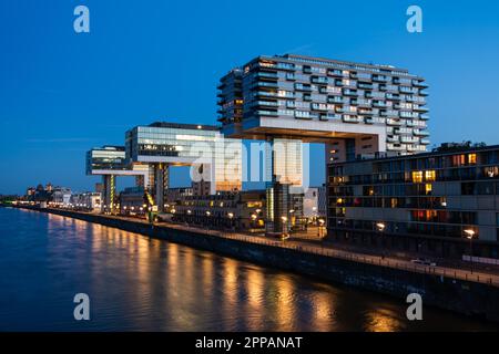 KÖLN, DEUTSCHLAND - MAI 13: Die sogenannten Kranhäuser am Rhein in Köln am 13. Mai 2019. Diese Gebäude sollten in Erinnerungen schwelgen Stockfoto