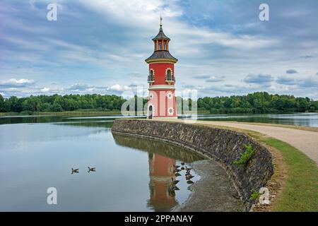 MORITZBURG, DEUTSCHLAND - 21. AUGUST: Leuchtturm im öffentlichen Park der Burg Moritzburg, Germnay am 21. August 2018 Stockfoto