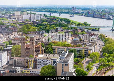 KÖLN, DEUTSCHLAND - MAI 12: Luftaufnahme über die Stadt Köln am 12. Mai 2019. Foto vom Triangle Tower Stockfoto