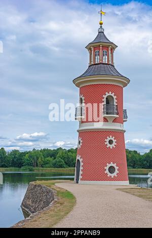 MORITZBURG, DEUTSCHLAND - 21. AUGUST: Leuchtturm im öffentlichen Park der Burg Moritzburg, Germnay am 21. August 2018 Stockfoto