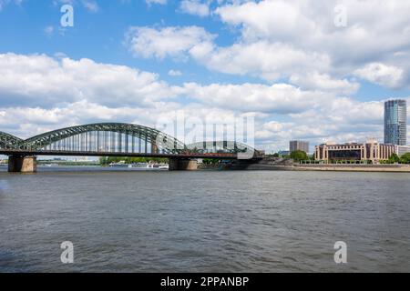 KÖLN - MAI 12: Dreiecksturm und Hohenzollern Brdige am Rhein in Köln am 12. Mai 2019 Stockfoto