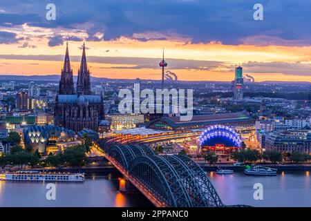 KÖLN, DEUTSCHLAND - 12. MAI: Nächtliches Stadtbild von Köln am 12. Mai 2019. Blick vom Dreiecksturm auf die Kathedrale und die Hohenzolernbrücke Stockfoto