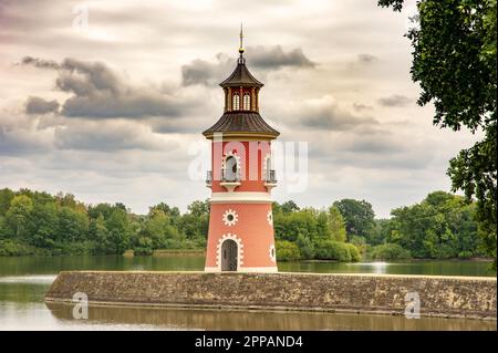 MORITZBURG, DEUTSCHLAND - 21. AUGUST: Leuchtturm im öffentlichen Park der Burg Moritzburg, Germnay am 21. August 2018 Stockfoto