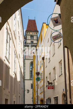 PASSAU, DEUTSCHLAND - JULI 14: Schmale Straße in der historischen Altstadt von Passau, Deutschland, am 14. Juli 2018. Foto entlang der Hoellgasse mit Blick auf die Stockfoto