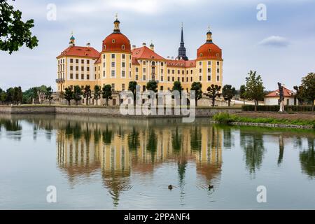 MORITZBURG, DEUTSCHLAND - 21. AUGUST: Schloss Moritzburg in Moritzburg, Germnay am 21. August 2018. Das barocke Schloss wurde im 16. Jahrhundert von erbaut Stockfoto