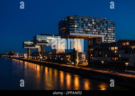 KÖLN, DEUTSCHLAND - MAI 13: Die sogenannten Kranhäuser am Rhein in Köln am 13. Mai 2019. Diese Gebäude sollten in Erinnerungen schwelgen Stockfoto