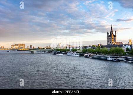 KÖLN, DEUTSCHLAND - MAI 12: Schiffe am Rhein in Köln, Deutschland, am 12. Mai 2019 Stockfoto