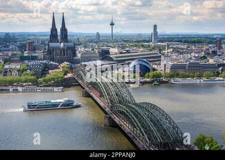 KÖLN, DEUTSCHLAND - MAI 12: Kölner Stadtbild am 12. Mai 2019. Blick vom Dreiecksturm auf die Kathedrale und die Hohenzolernbrücke Stockfoto