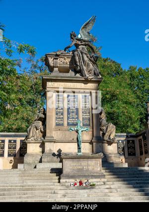 PRAG, TSCHECHISCHE REPUBLIK - SEPTEMBER 4: Historischer Friedhof in Prag, Tschechische Republik am 4. September 2019. Der Friedhof befindet sich im Bezirk von Stockfoto