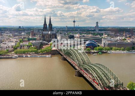 KÖLN, DEUTSCHLAND - MAI 12: Kölner Stadtbild am 12. Mai 2019. Blick vom Dreiecksturm auf die Kathedrale und die Hohenzolernbrücke Stockfoto