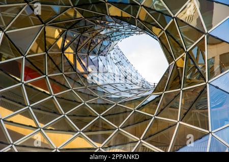 FRANKFURT - SEPTEMBER 19: Futuristische Glashausfassade am 19. September 2019 in Frankfurt. Die Fassade ist von der Zeilgalerie Stockfoto