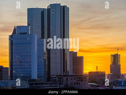 FRANKFURT, DEUTSCHLAND - SEPTEMBER 19: Sonnenuntergang mit Luftaufnahme über die Stadt Frankfurt am Main am 19. September 2019. Foto von Zeil Stockfoto