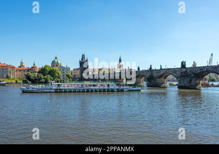 PRAG, TSCHECHISCHE REPUBLIK - SEPTEMBER 4: Passagierschiff auf der Moldau in Prag, Tschechische Republik am 4. September Stockfoto